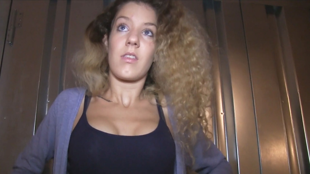 She gets fucked in a building site for cash