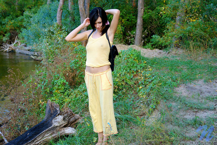 Holly - Trekking - nubiles XXX - photo #1