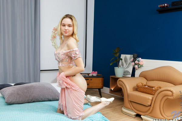 Jessie Ames - Pink Love - nubiles XXX - photo #2