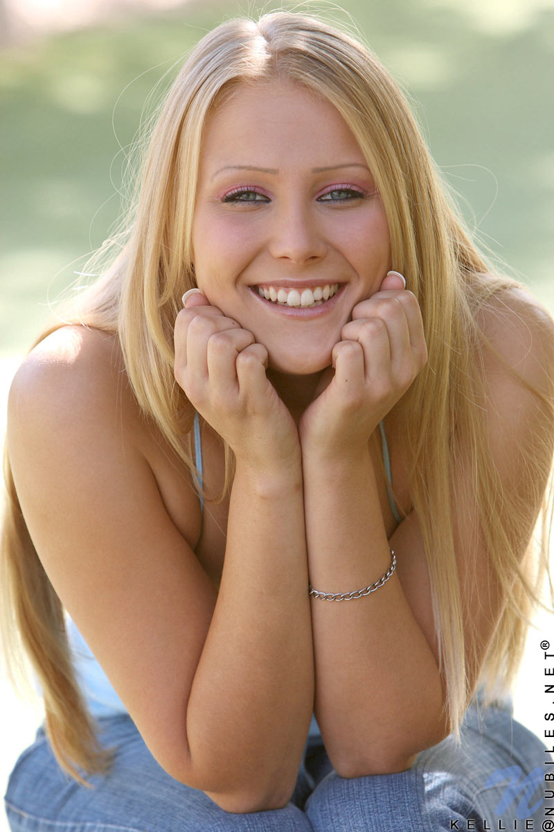 Kellie - Public Flashing - nubiles XXX - photo #15