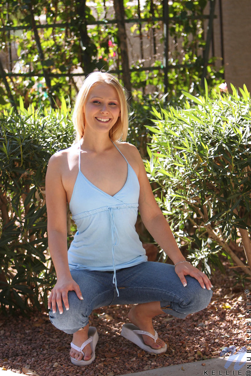 Kellie - Public Flashing - nubiles XXX - photo #6